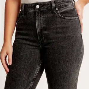 NWT Abercrombie & Fitch Curve Love High Rise Mom Jeans: Washed Black, Size 28 thumbnail 3