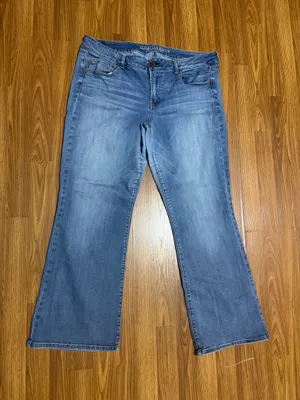 American Eagle Favorite Boyfriend Mid Rise Bootcut Medium Wash Jeans Size 18. thumbnail 2