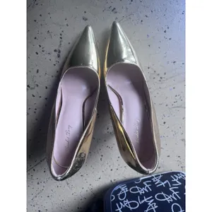 Elisabeth Hang Gold Pumps Heels Size 9.5 thumbnail 2
