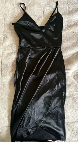 Liz & Sara Black Satin Bodycon Dress thumbnail 1