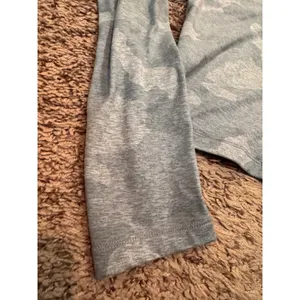 Yogalicious Gray Camo Cropped‎ Hoodie Lightweight Athleisure Women's Medium NWOT thumbnail 2