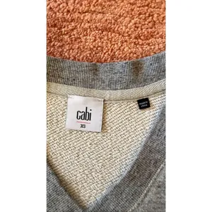 CAbi Cable Knit Sleeve V-Neck Sweatshirt XS Gray Cotton Blend thumbnail 2