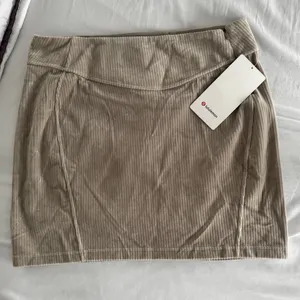 Lululemon Scuba NWT Mid Rise Mini Skirt Womens Velvet Cord Size 10 Riverstone thumbnail 6