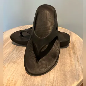 OOFOS original black sandal Unisex Men’s 5 Women’s 7 thumbnail 3