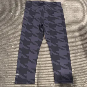 ALO Yoga High Waist Airbrush Houndstooth Cropped Legging See Pics For Sizing thumbnail 3