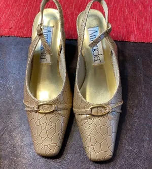 Amanda taupe low thumbnail 1