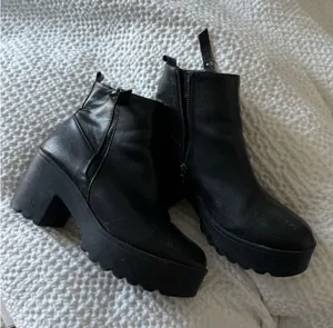 Boots Black Size 8 thumbnail 1