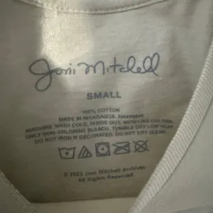 Joni Mitchell Graphic T-Shirt Cream Tan Sand Size S Guitar Folk Rock Tee Merch thumbnail 3