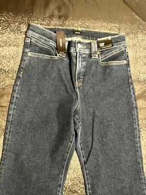 Womens sz8 NWT Express 70's Flare Midrise Hyper Sculpt/Hyper Stretch Jeans thumbnail 4