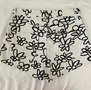 Graffiti Flower Print Shorts Black Size M thumbnail 2
