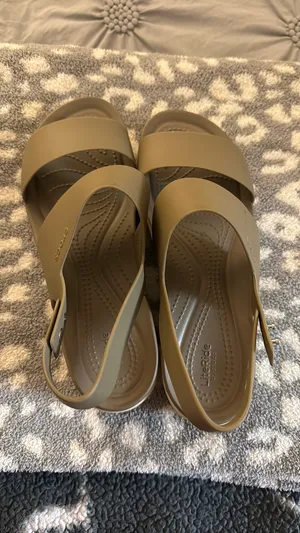 Crocs Sandals Women’s 9 thumbnail 2