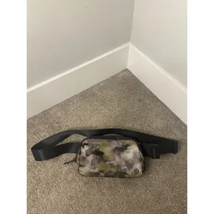 Lululemon Everywhere Belt Bag Heritage Camo Wash 1L Crossbody Discontinued Color thumbnail 3