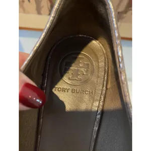 Tory Burch Shoes Womens Size 8 Silver Snake Leather Ballet Flats Logo Slip On thumbnail 3