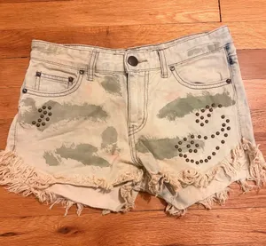 Free‎ People Studded Distressed Jean Shorts Size 25 thumbnail 1
