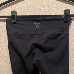 Aritzia TNA Black Cropped Leggings Size XS thumbnail 5
