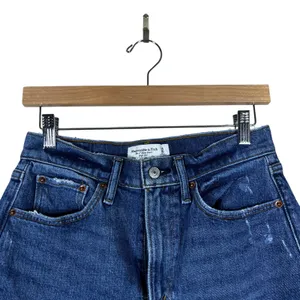 Abercrombie & Fitch Curve Love 4" Mom Short Distressed Denim Dark Wash Size24/00 thumbnail 2