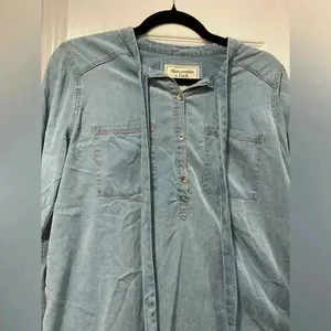 Abercrombie & Fitch Tie Front Quarter Button Long Sleeve Denim Blouse Size M thumbnail 2