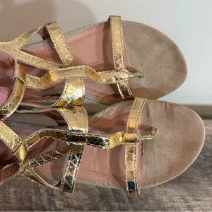 Kenneth Cole Reaction Strappy Gold Sandals Women’s Size 9 Double Buckle thumbnail 10