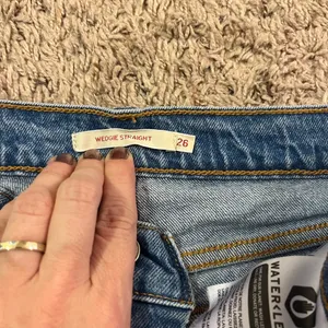 Levi’s Wedgie Straight Ankle Cropped Jeans thumbnail 3
