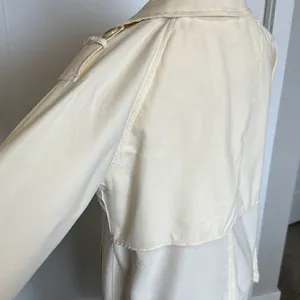 MAUBY Trench Coat In Off White thumbnail 9