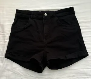 H&M Black shorts thumbnail 1