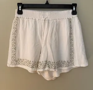 Atmosphere White Shorts Size 6 NWOT thumbnail 1