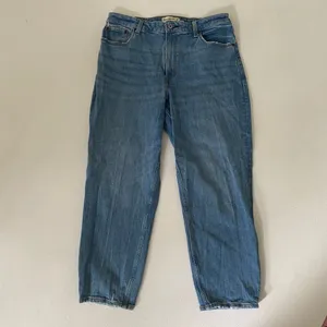 Abercrombie & Fitch Curve Love Mom High Rise Jeans Size 31/12 Light Wash thumbnail 2