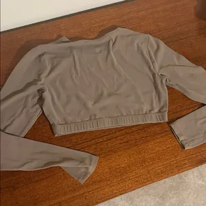 Aritzia BUTTER Mobility Longsleeve Crop Top - workout top in nomad Taupe size M thumbnail 3