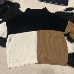 SheIn Cropped Sweater thumbnail 4