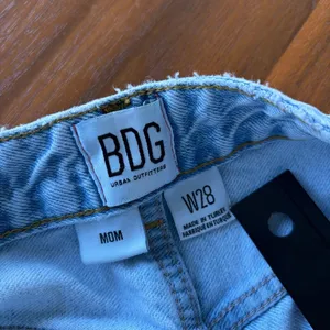 BDG Urban Outfitters Light Wash Mom Jeans High Waist Straight Leg W28 thumbnail 4
