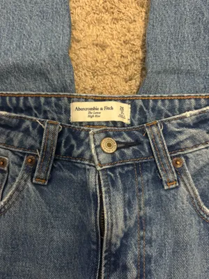 Abercrombie High-Rise Loose Jeans Curve Love thumbnail 3