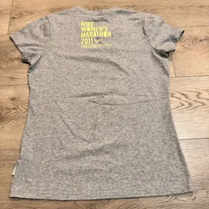 Nike Dri Fit Gray T Shirt Short Sleeve Logo Womens shirt Sz Large‎ L Running thumbnail 3