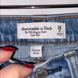 Abercrombie & Fitch The 90’s Baggy Low Rise Curve Love Jean Short Blue Size 2 26 thumbnail 4