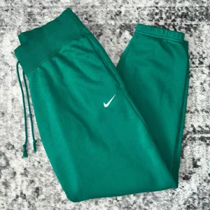 Nike Women's Phoenix Fleece Oversized Pant in Malachite/Sail thumbnail 1