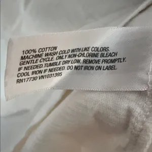 Universal Threads White V-Neck Short Sleeve Tee thumbnail 4