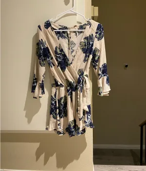 Free people floral v neck long sleeve romper size Xs thumbnail 3