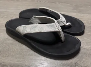 OluKai Ohana Womens White Black Pineapple Print Flip Flop Sandals Size 8 thumbnail 1