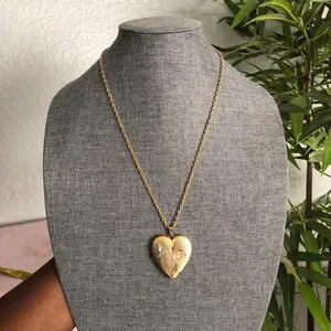 Vintage Y2K Etched Heart Photo Locket Gold Tone Chain Victorian #Edwardian #Romantic #Feminine #90s #2000s Spring Ring Clasp Measurement in pics thumbnail 3