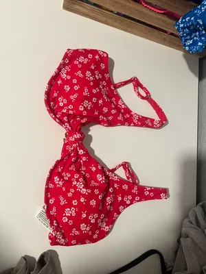 Hollister red floral  bikini top thumbnail 2