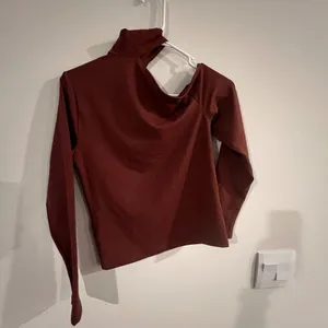 NWT Abercrombie & Fitch Long-Sleeve Seamless Fabric Asymmetrical Cutout‎ Top S thumbnail 9