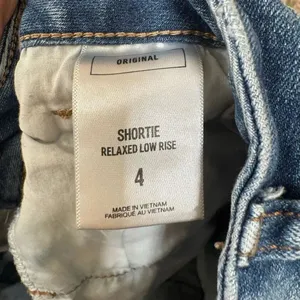 Express Shortie Relaxed Low Rise Cut Off Booty Shorts Size 4 thumbnail 4