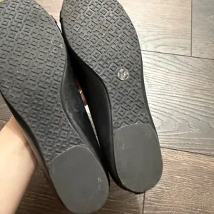 Tory Burch Women’s 7 Black Gabriel Flats Logo thumbnail 4