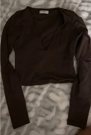 Babaton Contour Brown V-neck Longsleeve Top Cropped Shirt Aritzia thumbnail 2