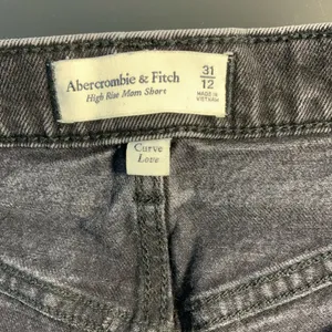Abercrombie & Fitch mom shorts high rise black curve love women’s size 31/12 thumbnail 4