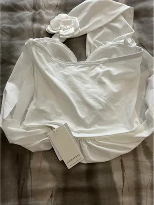 Chic White Floral halter top Size M thumbnail 4