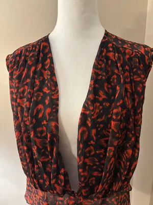 Astr Blouse Women’s Size M Black and Red Sleeveless V-Neck Peplum Blouse thumbnail 4