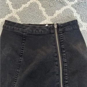 Free people black denim mini fitted skirt with side zipper detail size 2 thumbnail 4