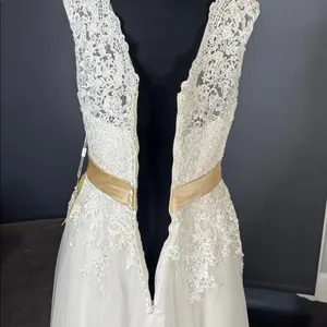 Women’s White Sleeveless V-Neck Wedding Dress Lace Applique Zip Back Size M NWT thumbnail 7