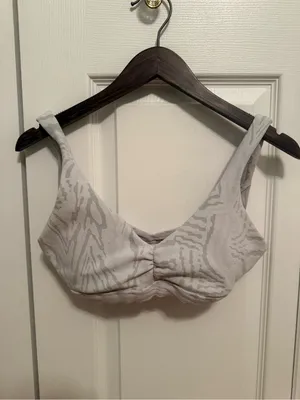 Devon Windsor Jacquard Print Sports Bra in Blanco thumbnail 2