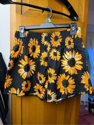 SHEIN Black Sunflower Print High-Waist Shorts thumbnail 2